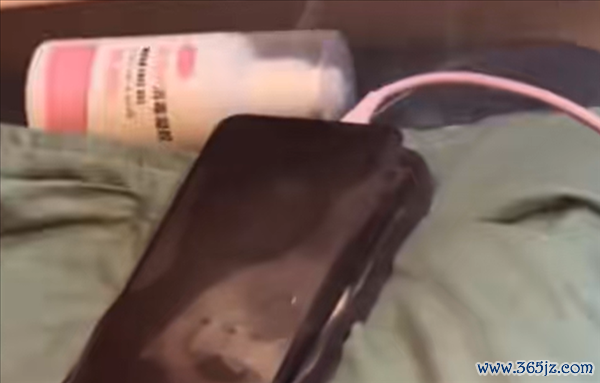 后怕不已!  手机放枕边充电凌晨陡然爆炸：屋内一会儿烟雾缭绕